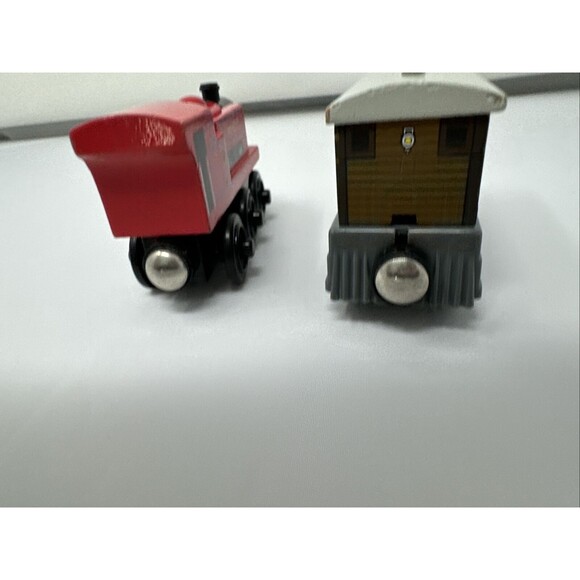 Thomas & Friends Gullane Ivo Hugh Red Train Engine + 7 Toby Car Magnetic Wooden - Picture 6 of 8